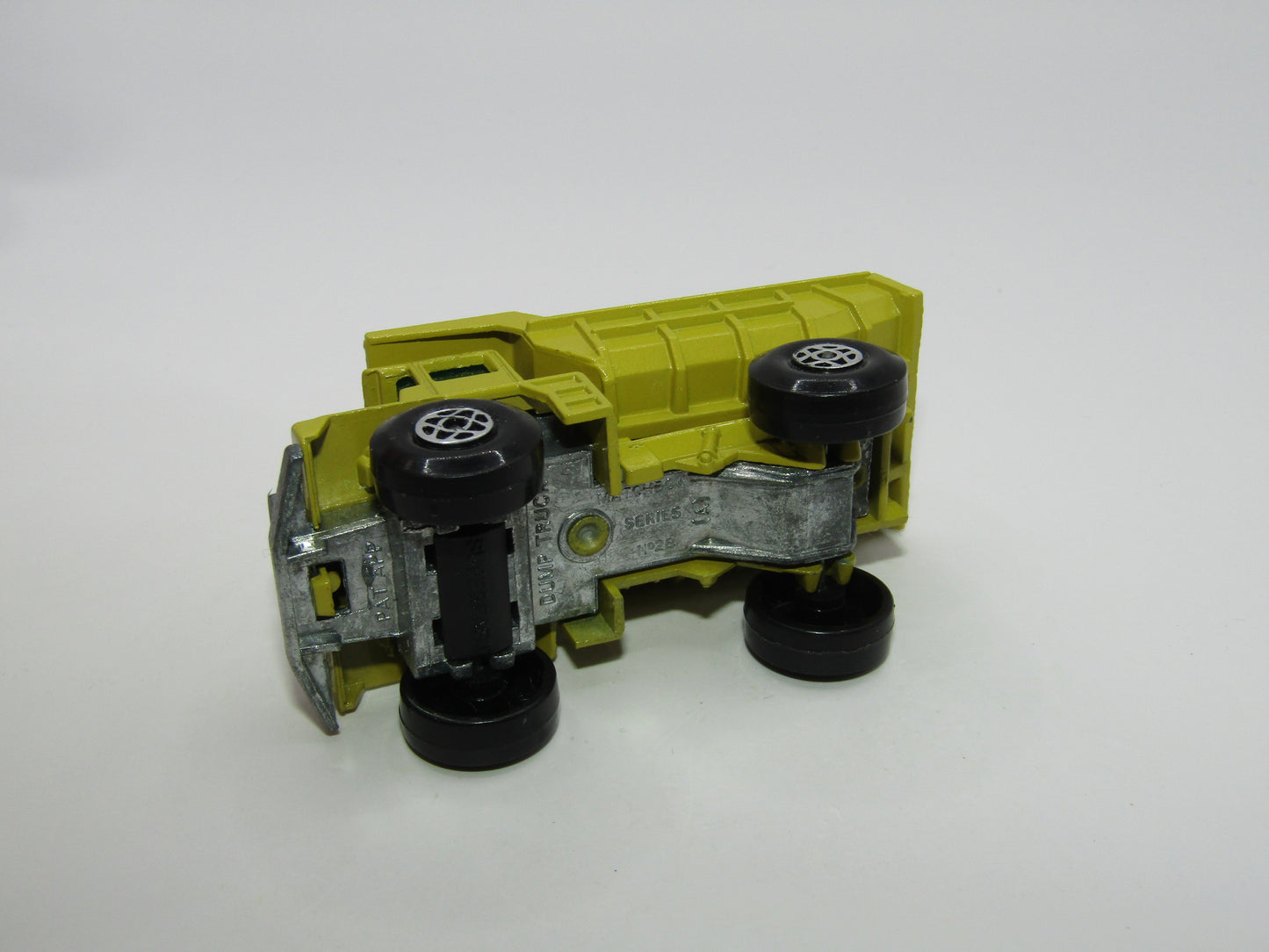 Matchbox Superfast 28A Mack Dump Truck Yellow-Green Spiro Wheels Cast Steps