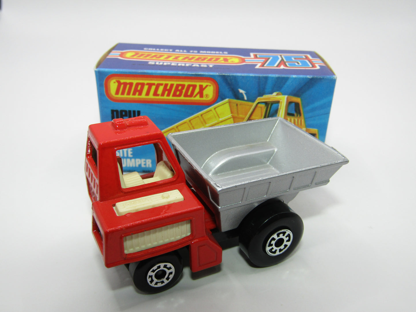 Matchbox Superfast No 26C Site Dumper RED Cab YELLOW Int CHARCOAL Base