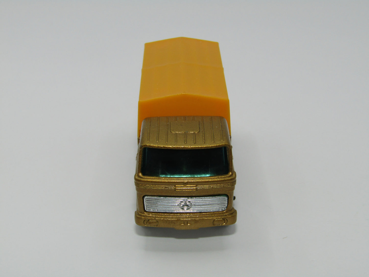 Matchbox Superfast 1A Mercedes Truck - Red Axle Clip