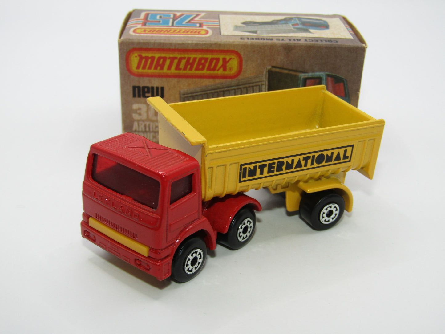 Matchbox Superfast No 30D Articulated Truck RED YELLOW GRILLE International