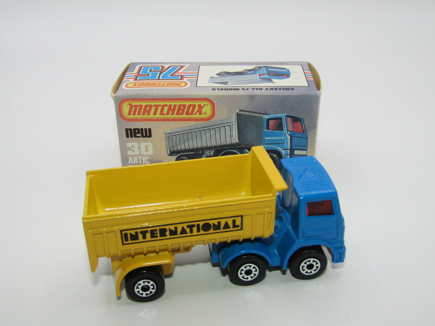 Matchbox Superfast No 30D Articulated Truck Blue White Grille International