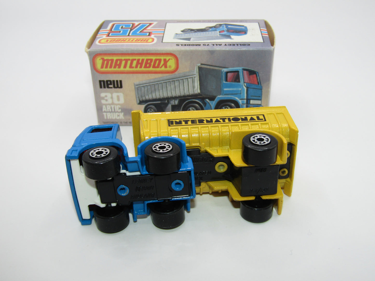 Matchbox Superfast No 30D Articulated Truck Blue White Grille International
