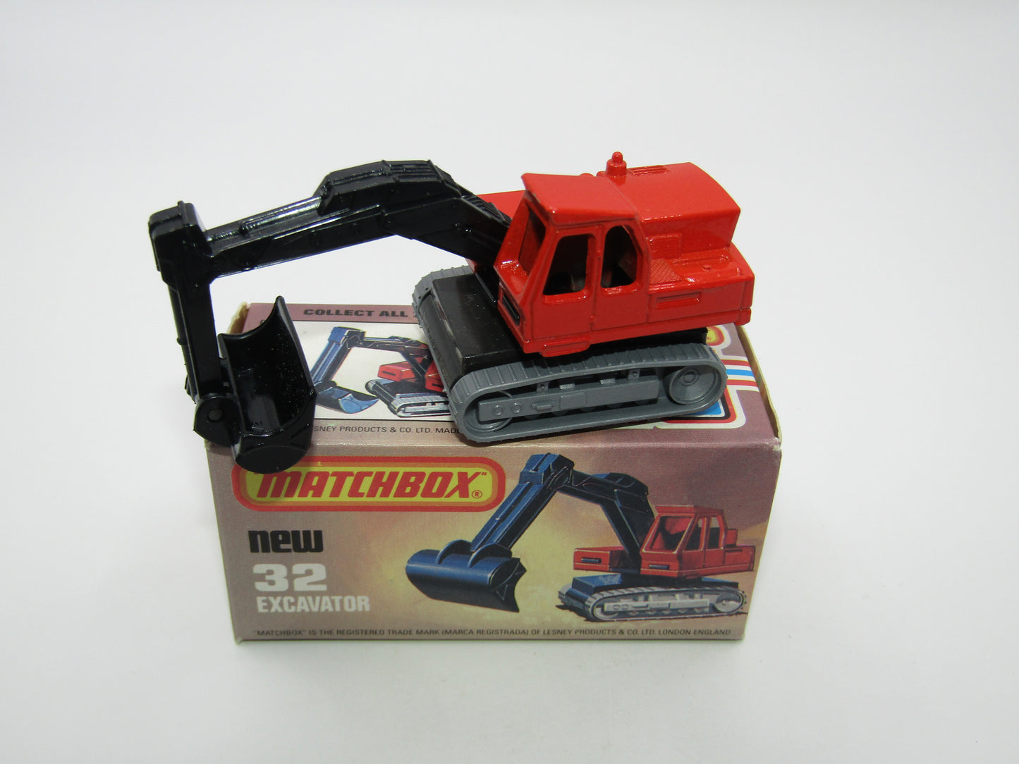 Matchbox Superfast No 32D Atlas Excavator RED Atlas Cast Grey Platform