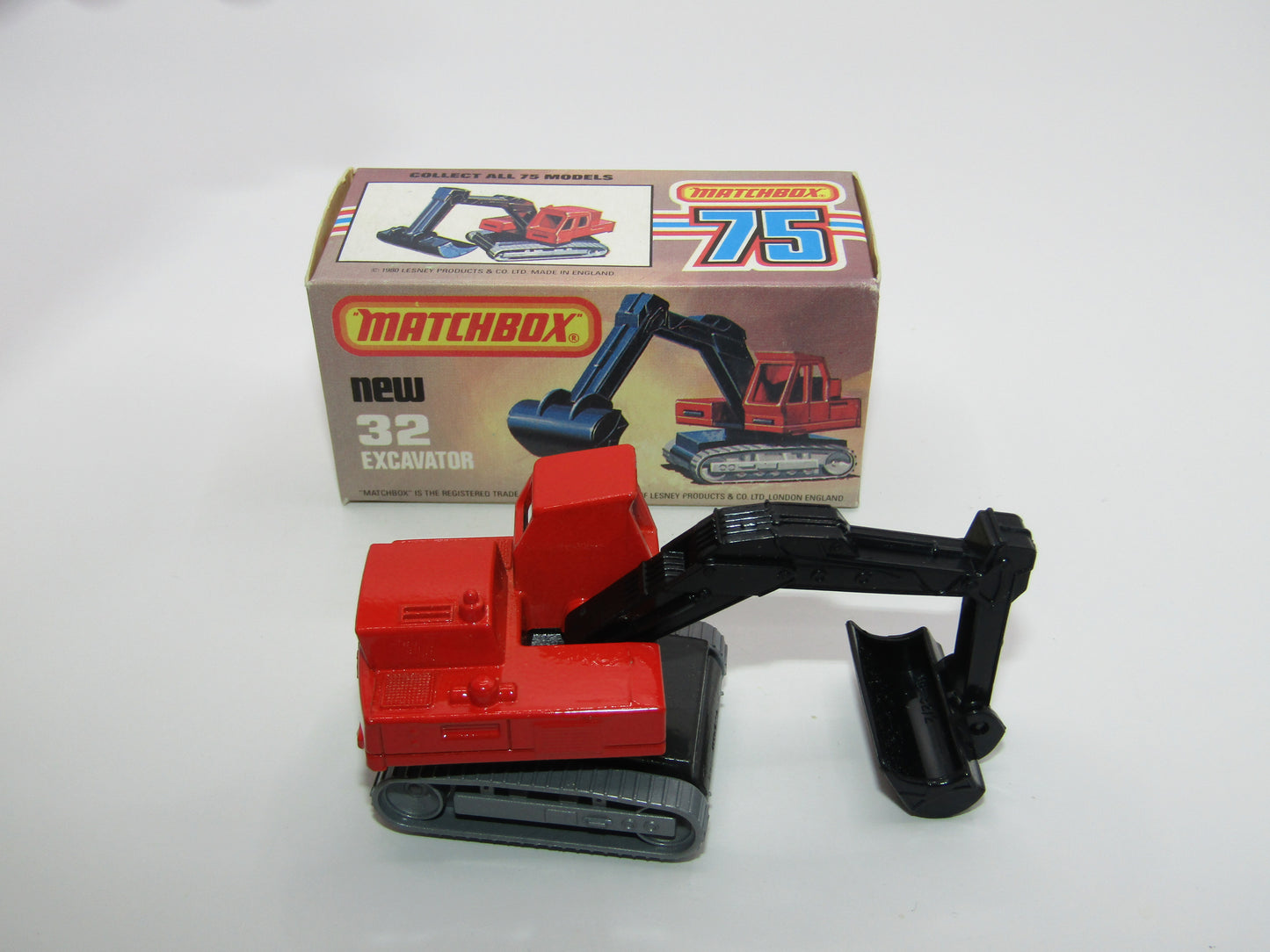 Matchbox Superfast No 32D Atlas Excavator RED Atlas Cast Grey Platform