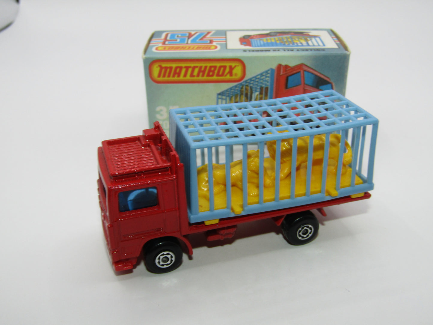 Matchbox Superfast No 35D Zoo Truck RED BASE MALTESE CROSS Wheels
