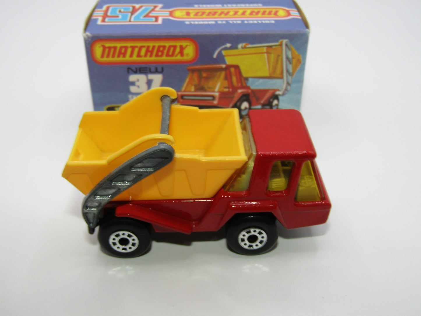Matchbox Superfast No 37C Skip Truck AMBER Windows MET Brown Base