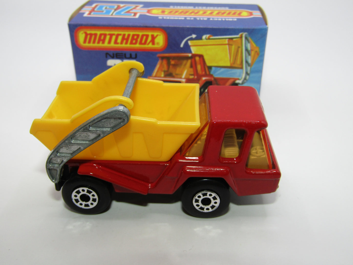 Matchbox Superfast No 37C Skip Truck Red AMBER Windows Grey Interior