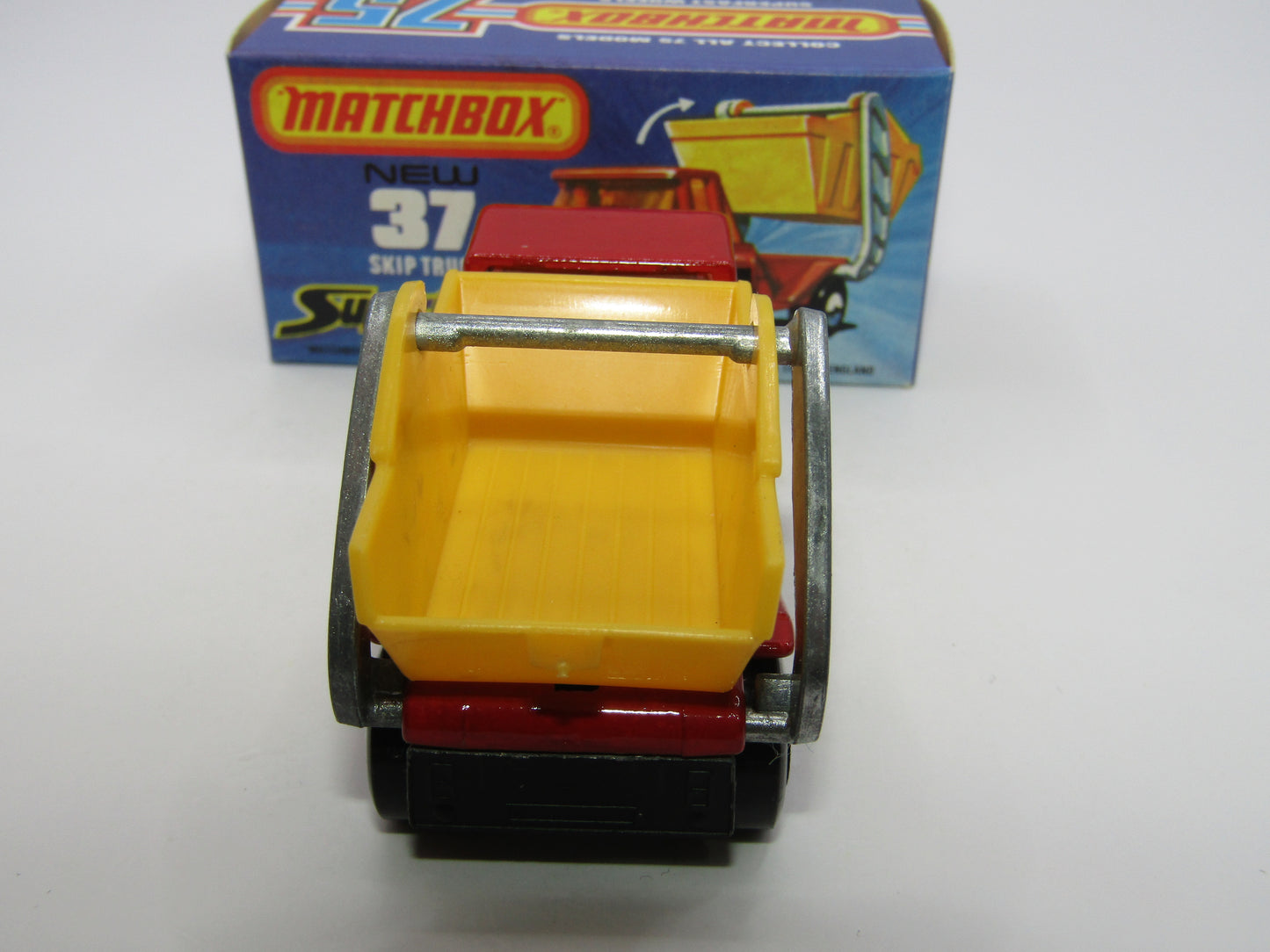 Matchbox Superfast No 37C Skip Truck Red AMBER Windows Grey Interior