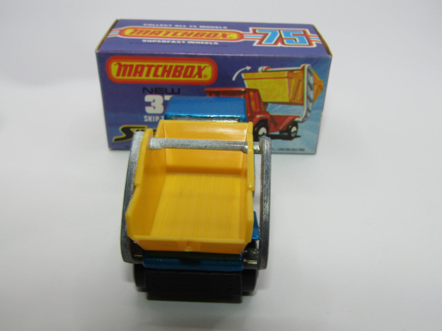 Matchbox Superfast No 37C Skip Truck Metallic Blue FLAT BLACK Base