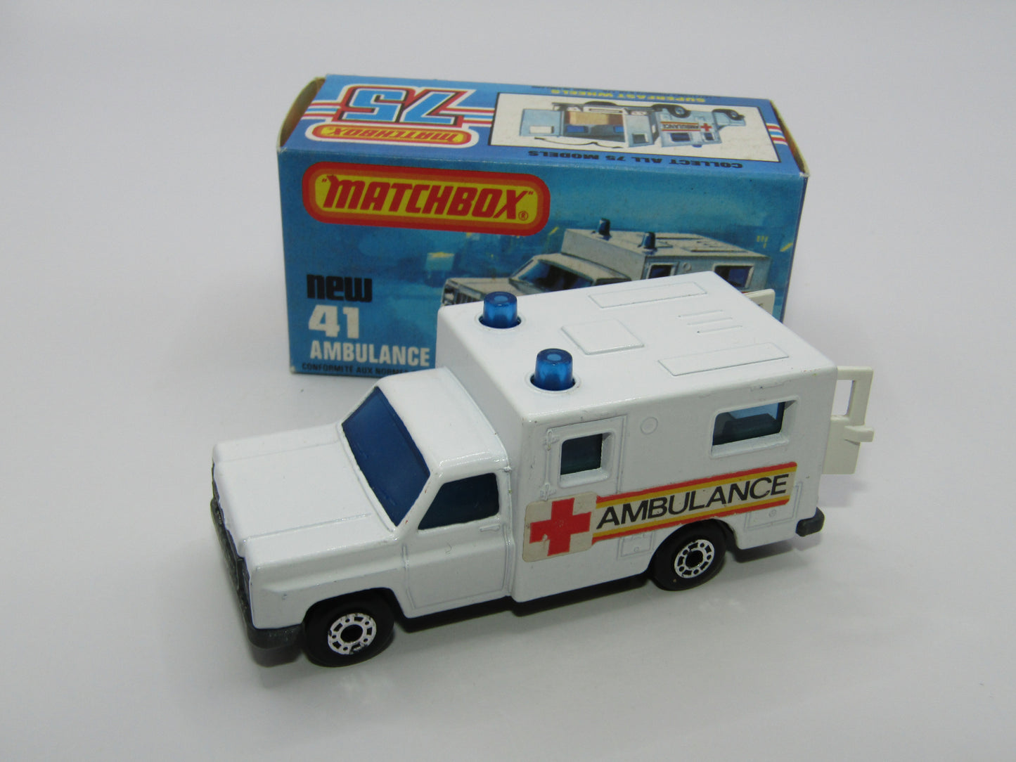 Matchbox Superfast No 41C Ambulance  - CROSS Ambulance TAN Interior