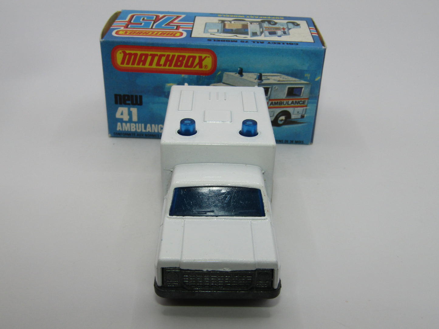 Matchbox Superfast No 41C Ambulance  - CROSS Ambulance TAN Interior