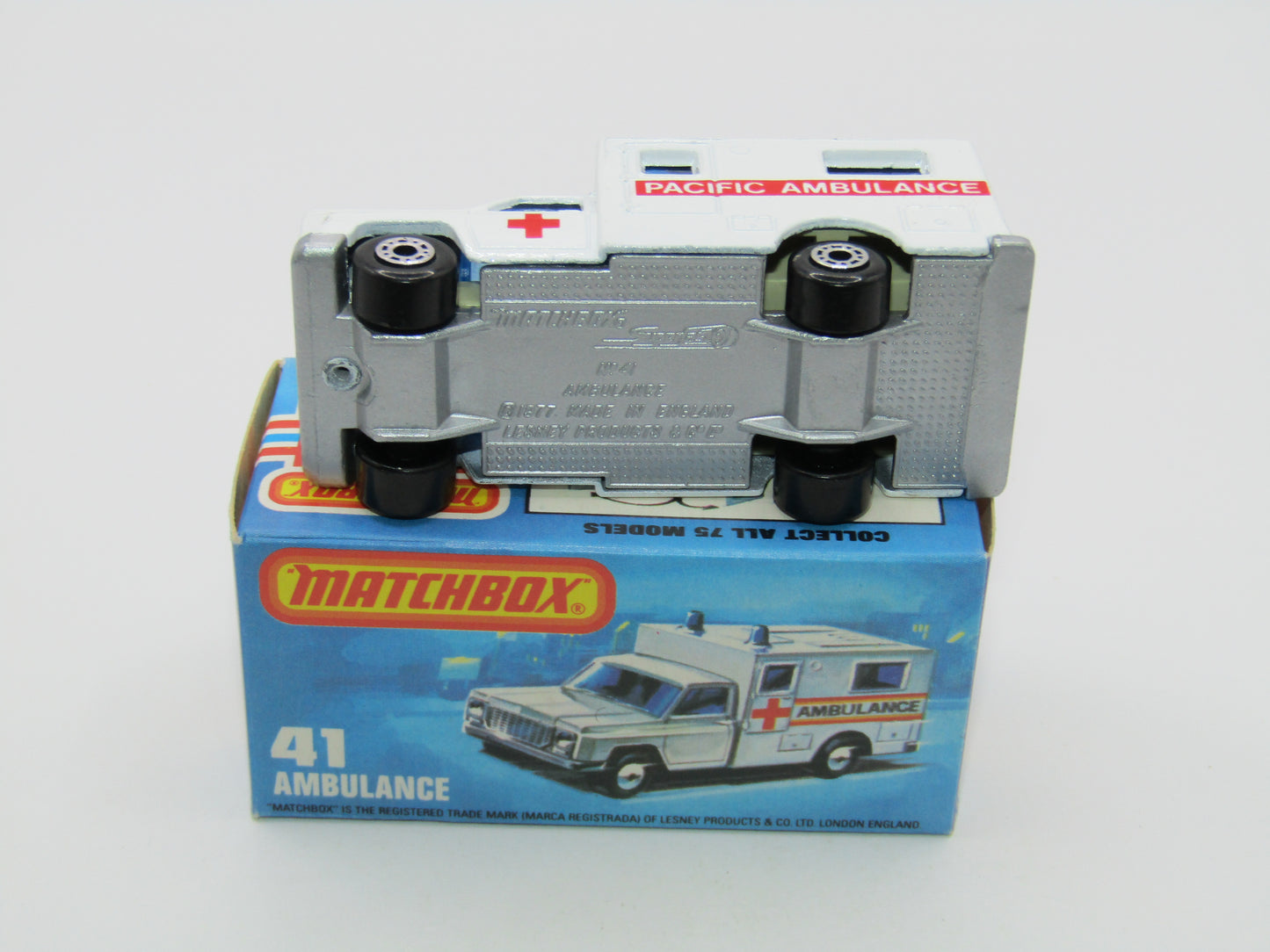 Matchbox Superfast No 41C Ambulance Pacific Ambulance SILVER Base