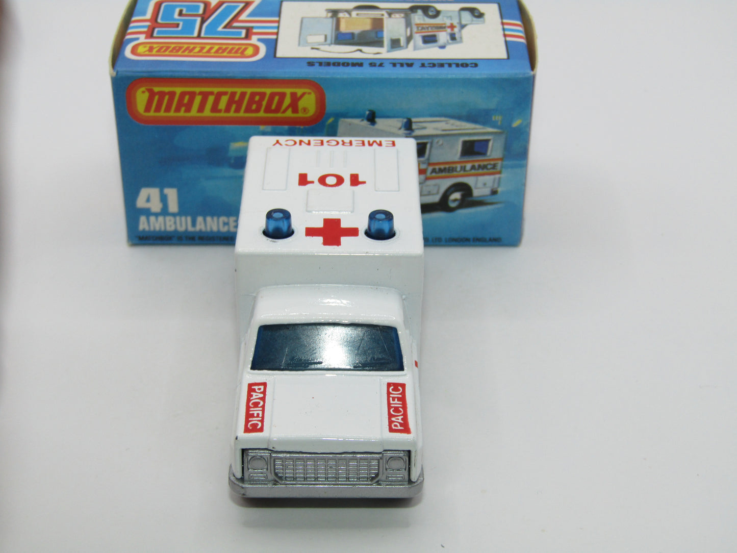 Matchbox Superfast No 41C Ambulance Pacific Ambulance SILVER Base