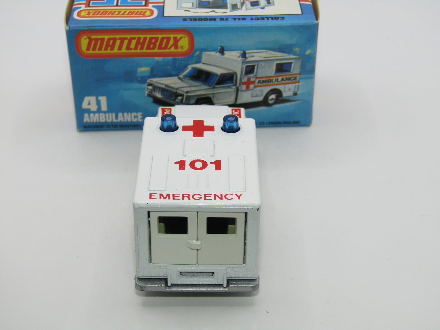 Matchbox Superfast No 41C Ambulance Pacific Ambulance SILVER Base