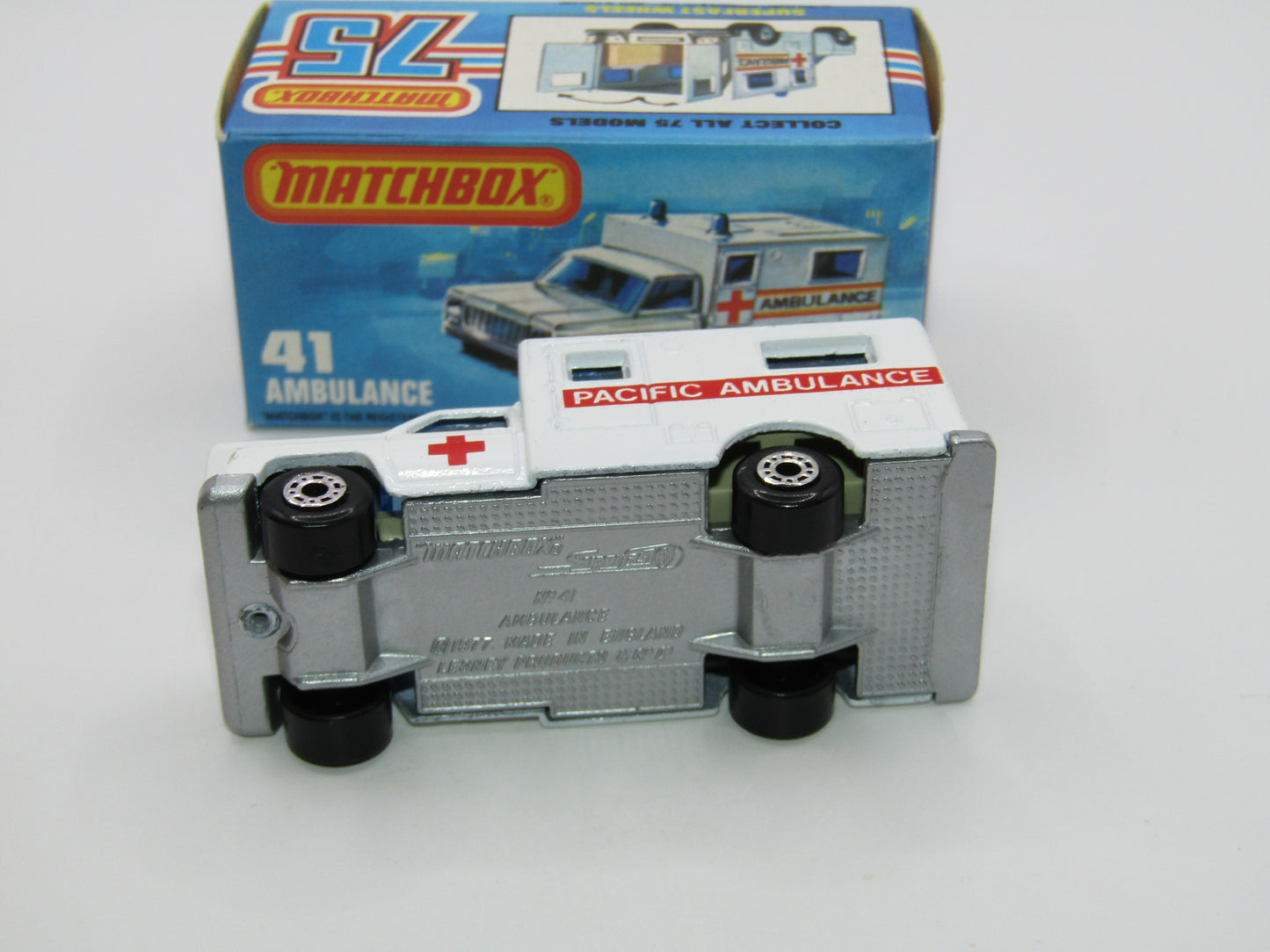 Matchbox Superfast No 41C Ambulance Pacific Ambulance SILVER Base