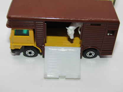 Matchbox Superfast 40B Horse Box YELLOW, OPAQUE WHITE Door Gloss Black Base