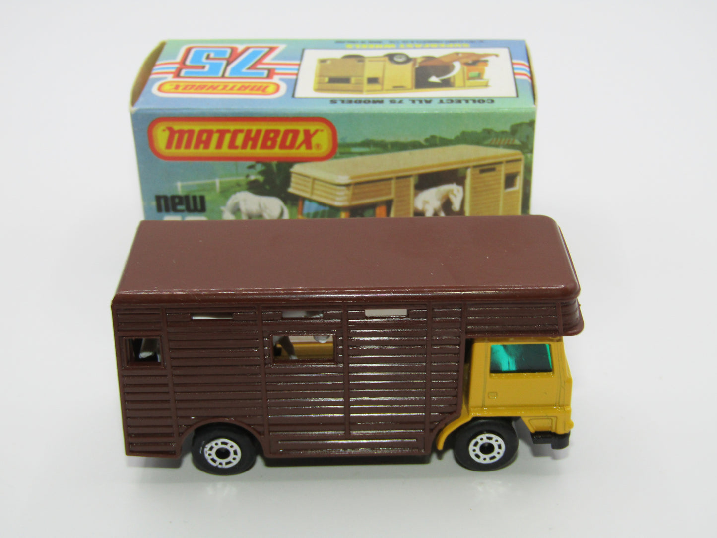Matchbox Superfast 40B Horse Box YELLOW, OPAQUE WHITE Door Gloss Black Base