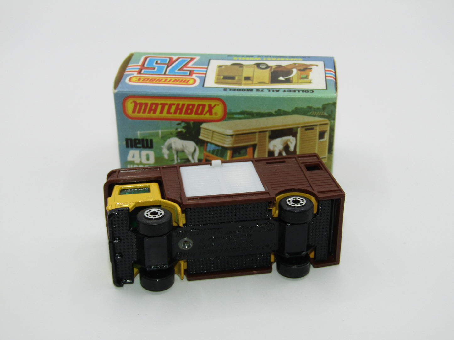 Matchbox Superfast 40B Horse Box YELLOW, OPAQUE WHITE Door Gloss Black Base