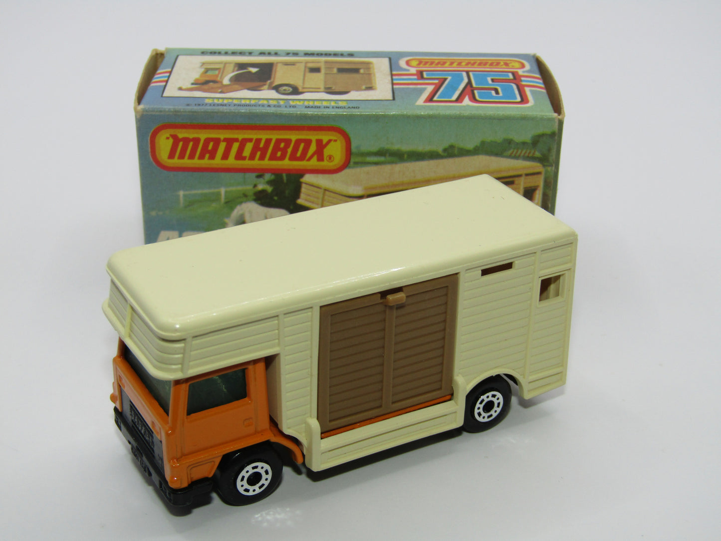 Matchbox Superfast 40B Horse Box Orange YELLOW Box Lt Green Windows