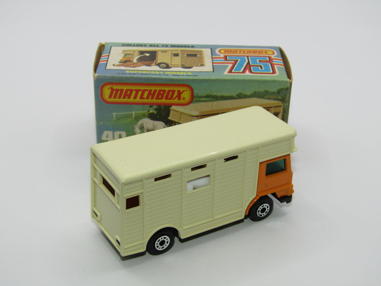 Matchbox Superfast 40B Horse Box Orange YELLOW Box Lt Green Windows
