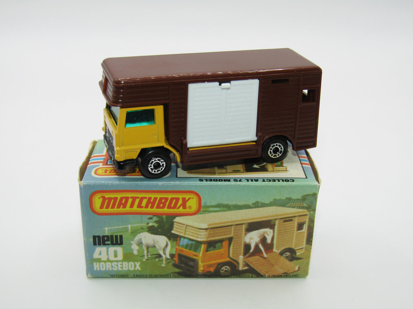 Matchbox Superfast 40B Horse Box Yellow White Door Black Base