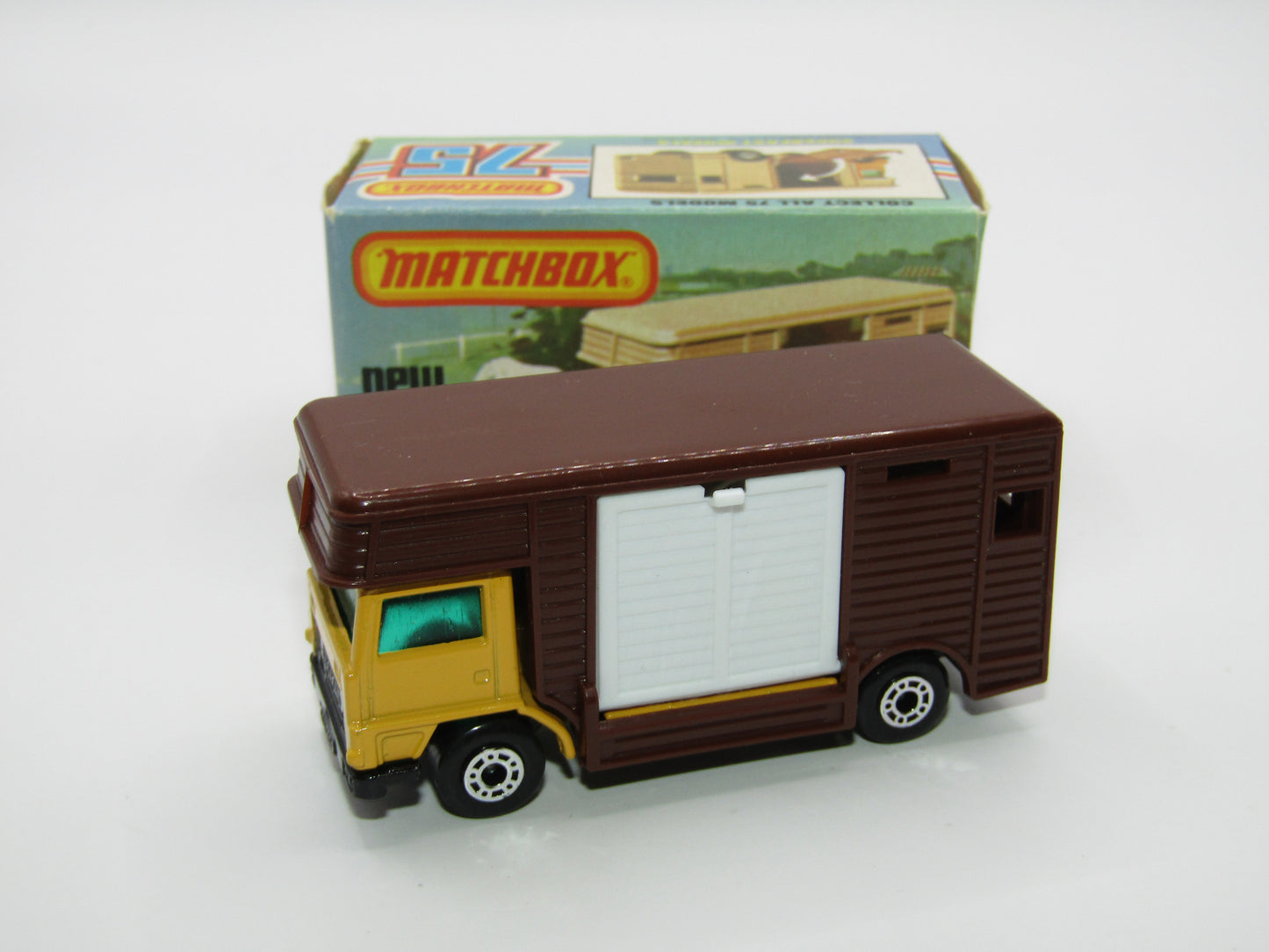 Matchbox Superfast 40B Horse Box Yellow White Door Black Base