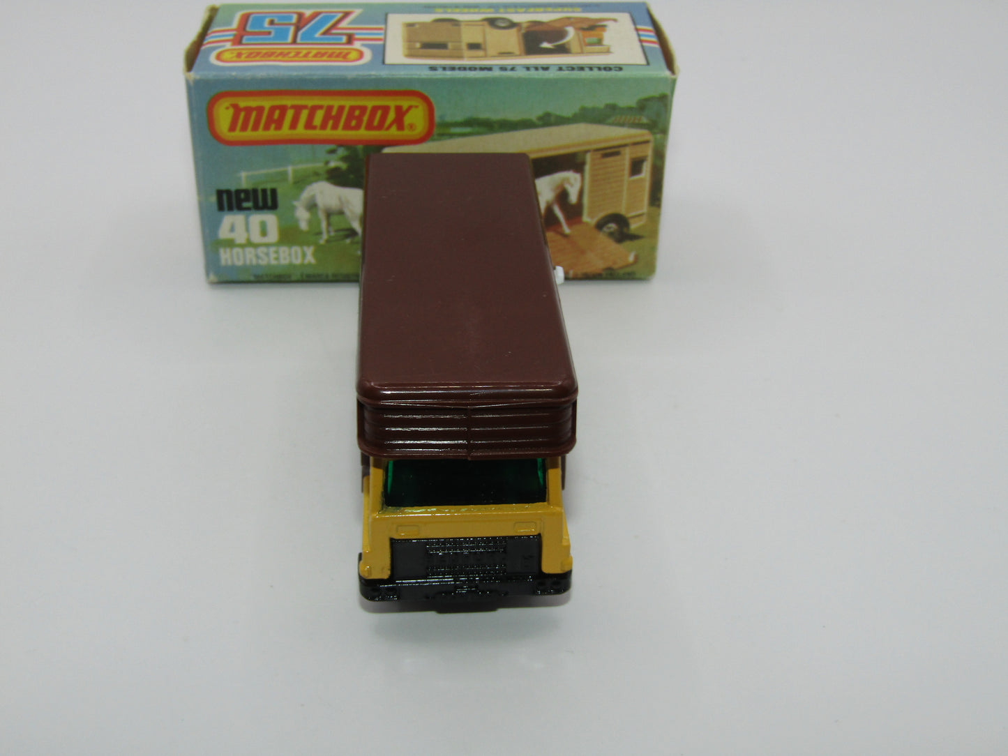 Matchbox Superfast 40B Horse Box Yellow White Door Black Base