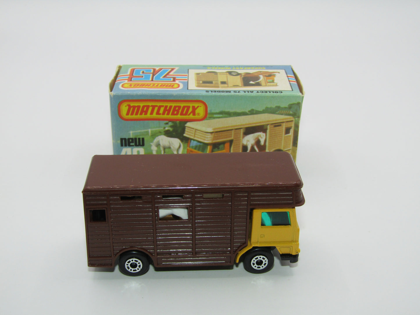Matchbox Superfast 40B Horse Box Yellow White Door Black Base