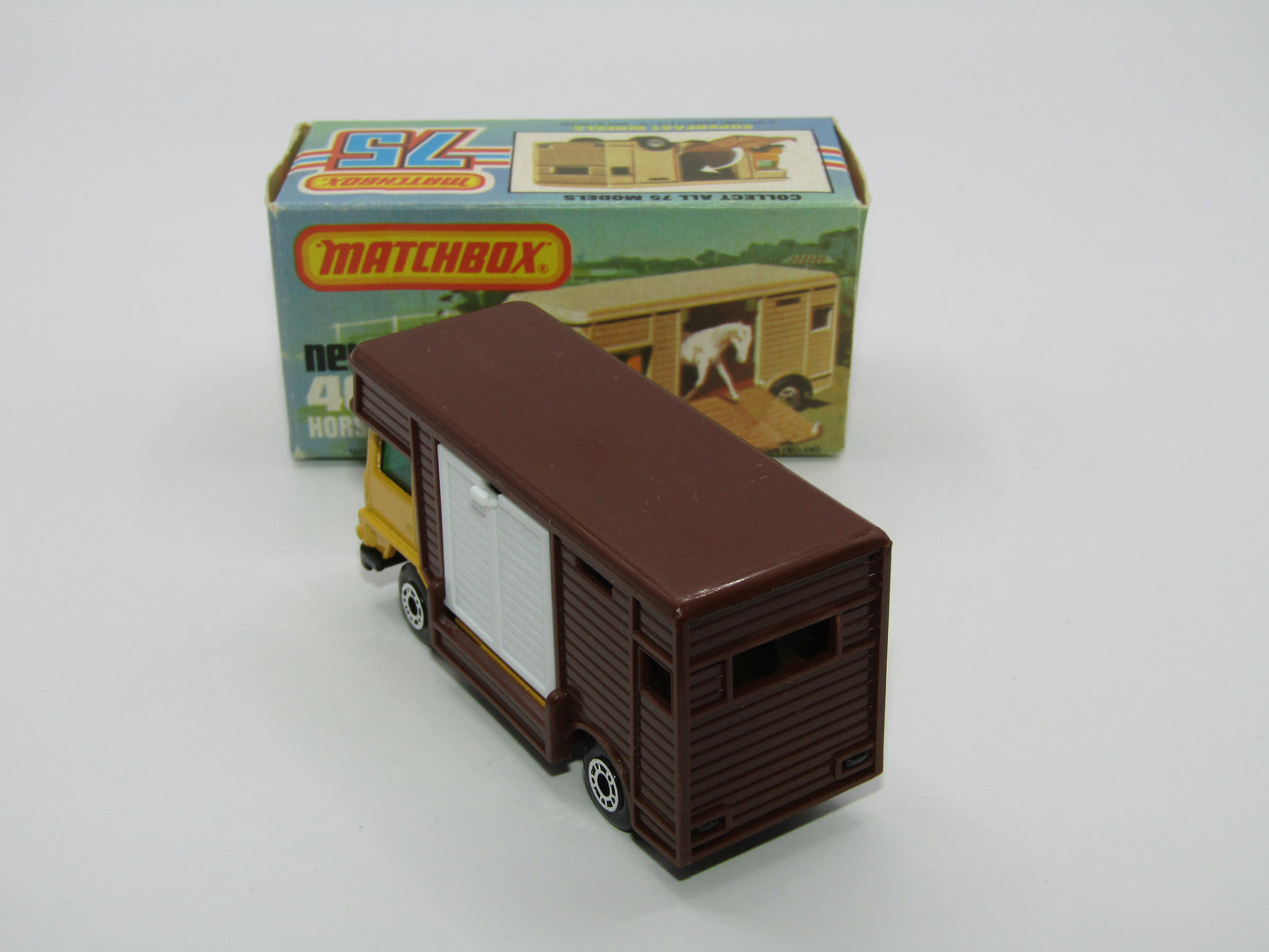 Matchbox Superfast 40B Horse Box Yellow White Door Black Base
