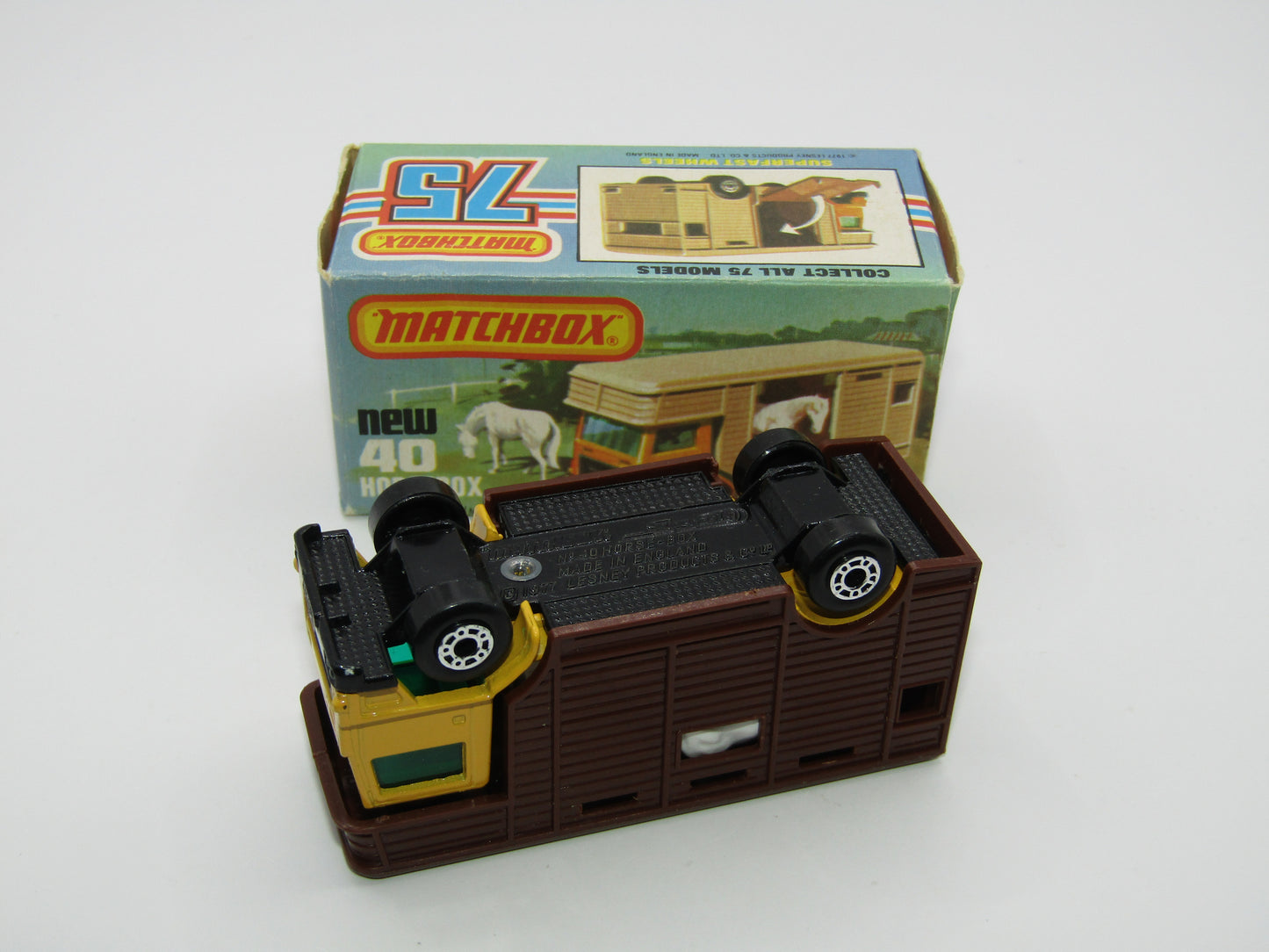 Matchbox Superfast 40B Horse Box Yellow White Door Black Base
