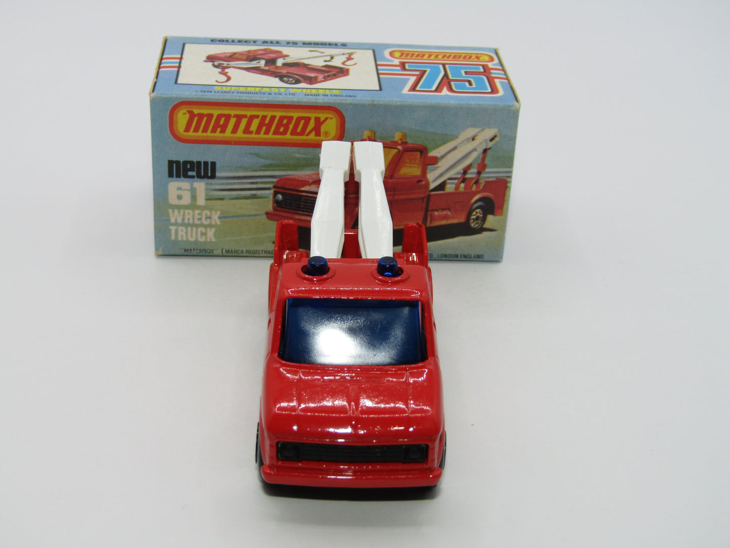 Matchbox Superfast 61B Wreck Truck Red, BLUE Windows White Boom Red Hooks