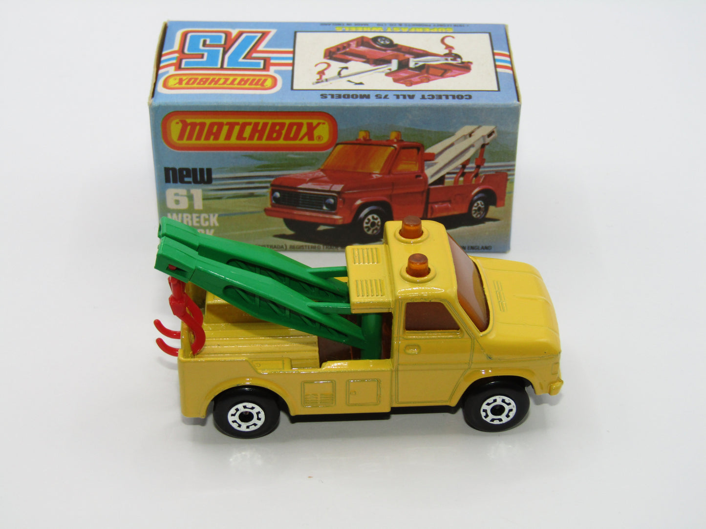 Matchbox Superfast 61B Wreck Truck GREEN Booms Red Hooks DARK AMBER Windows