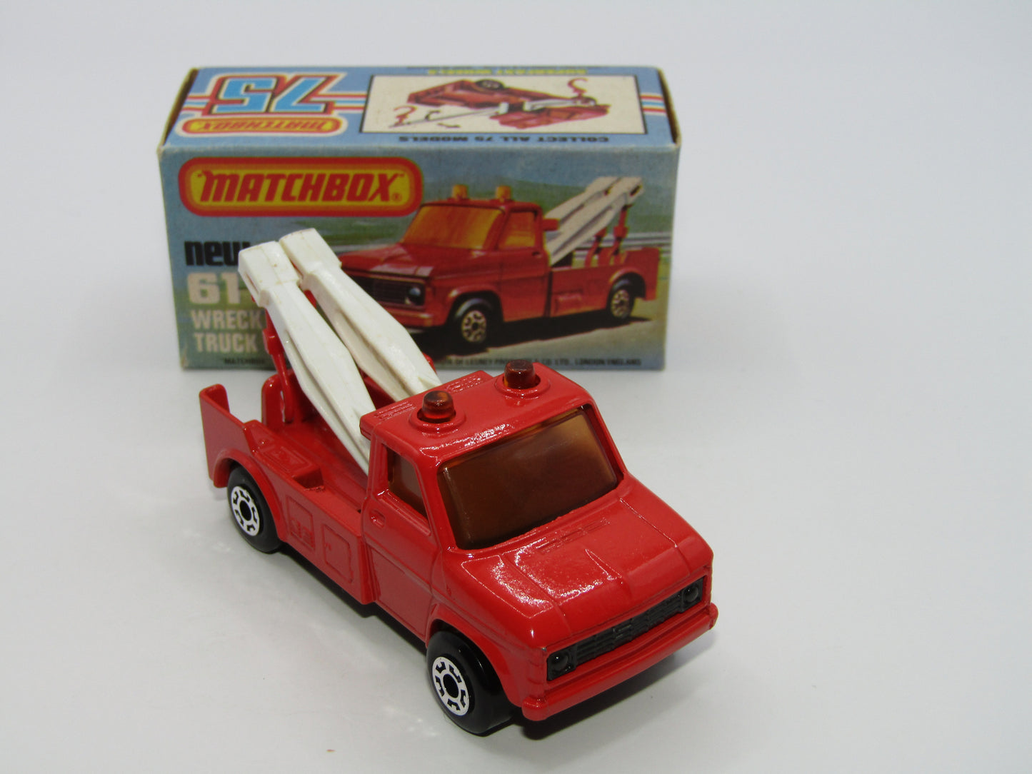 Matchbox Superfast 61B Wreck Truck White Booms Red Hooks GREY-BROWN Base
