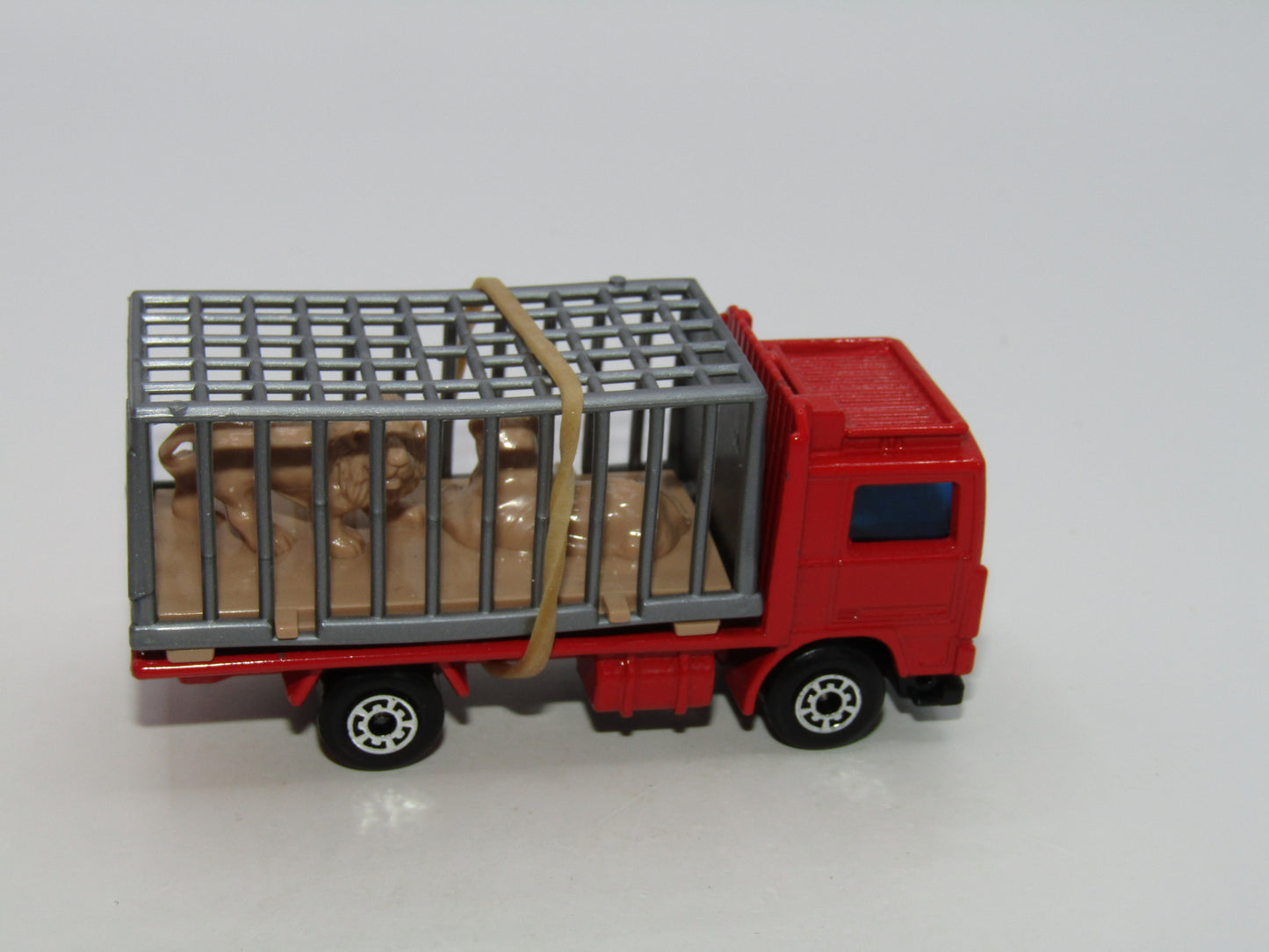 Matchbox Superfast 35D Volvo Zoo Truck Grey Cage Tan Lions