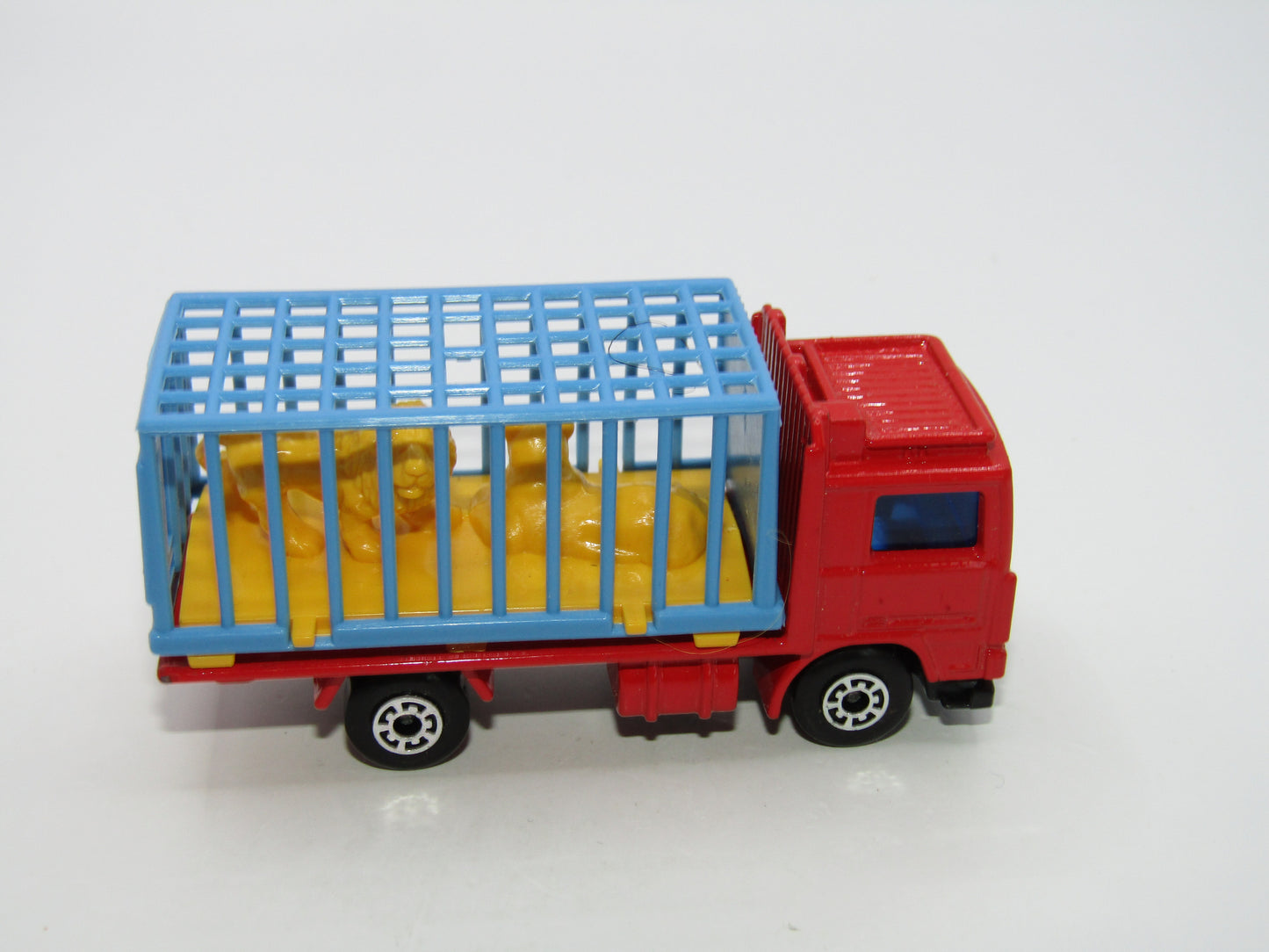 Matchbox Superfast 35D Volvo Zoo Truck Red, Blue Cage Yellow Lions
