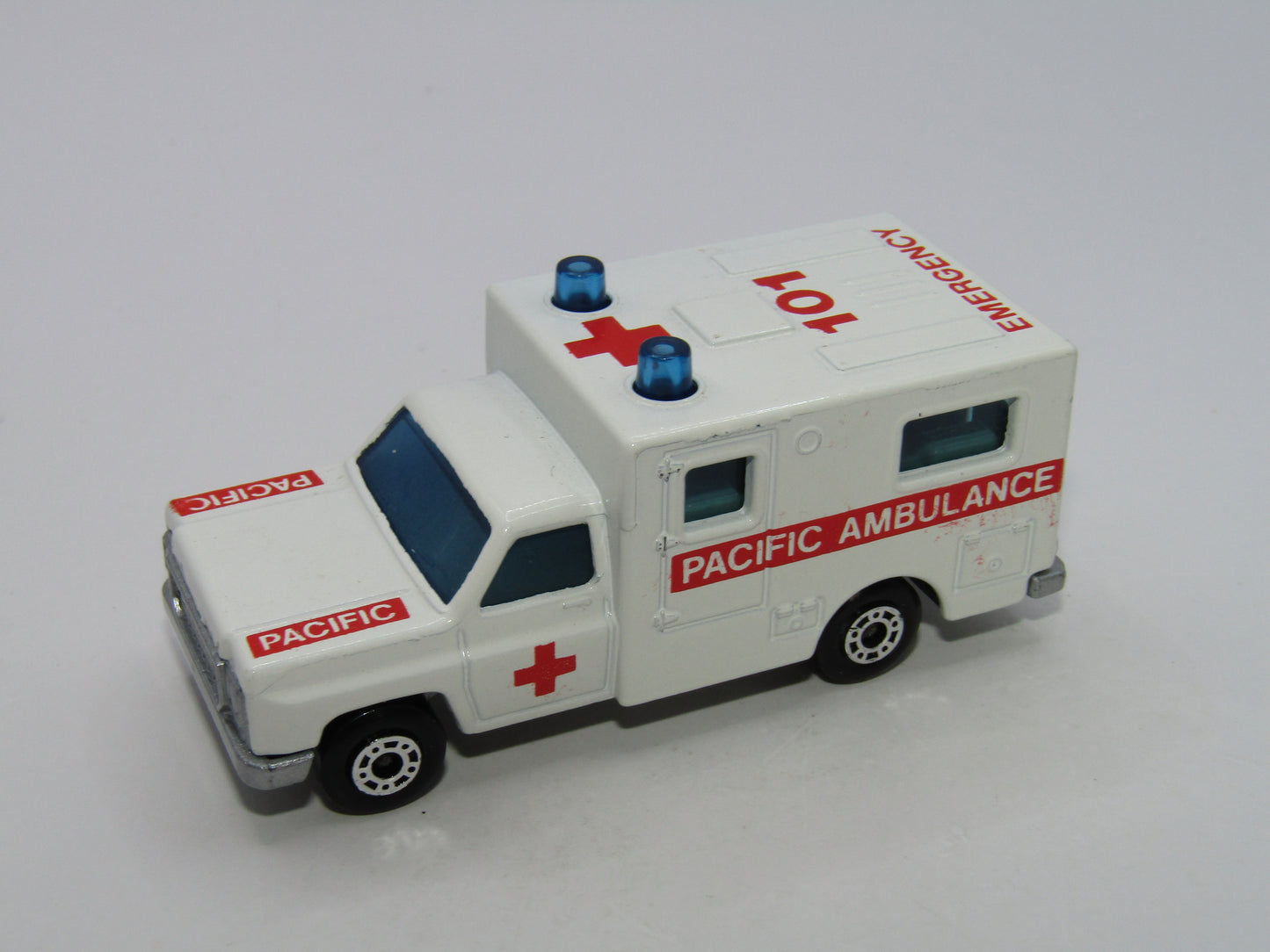 Matchbox Superfast 41C Ambulance Pacific Ambulance SILVER Base
