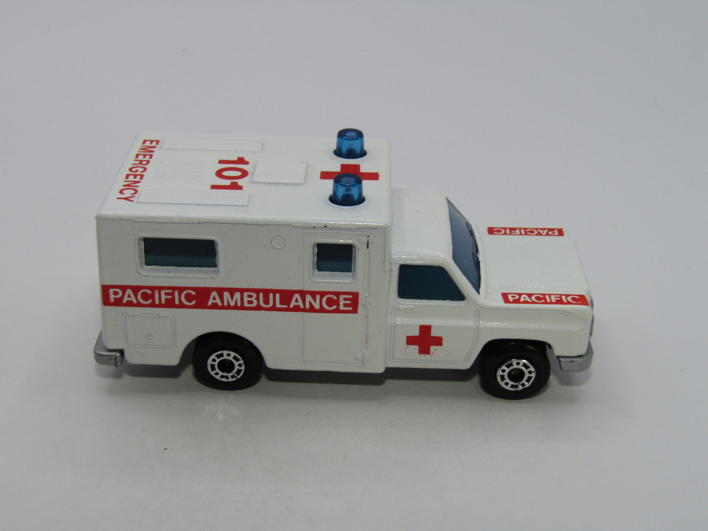 Matchbox Superfast 41C Ambulance Pacific Ambulance SILVER Base