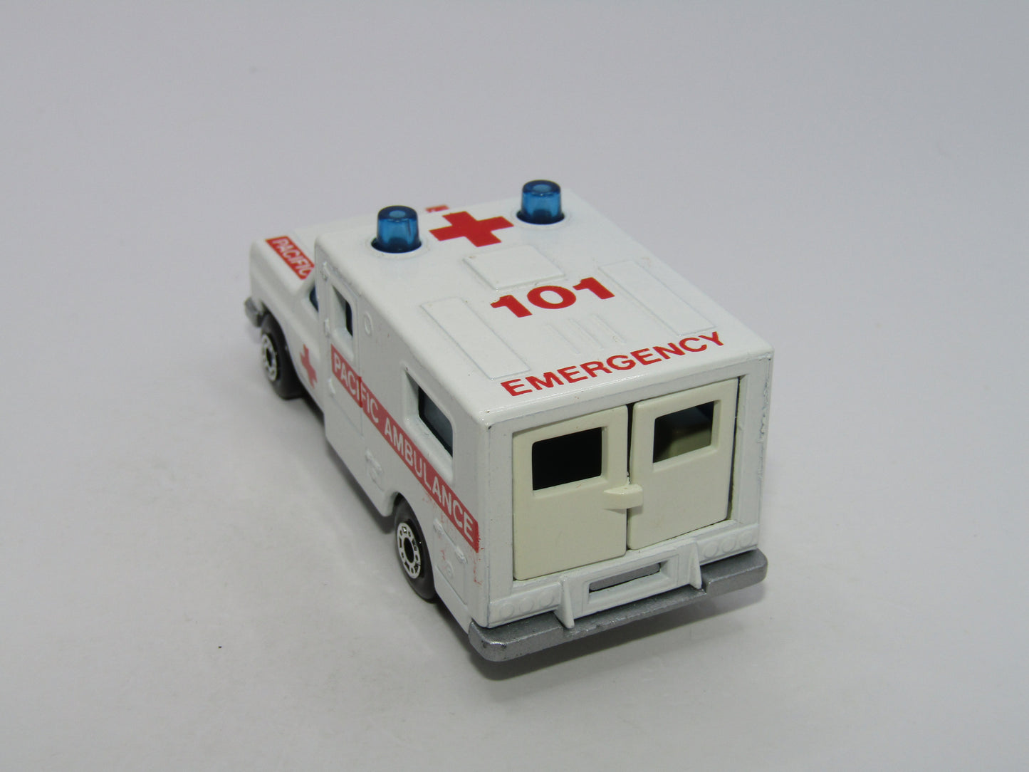 Matchbox Superfast 41C Ambulance Pacific Ambulance SILVER Base