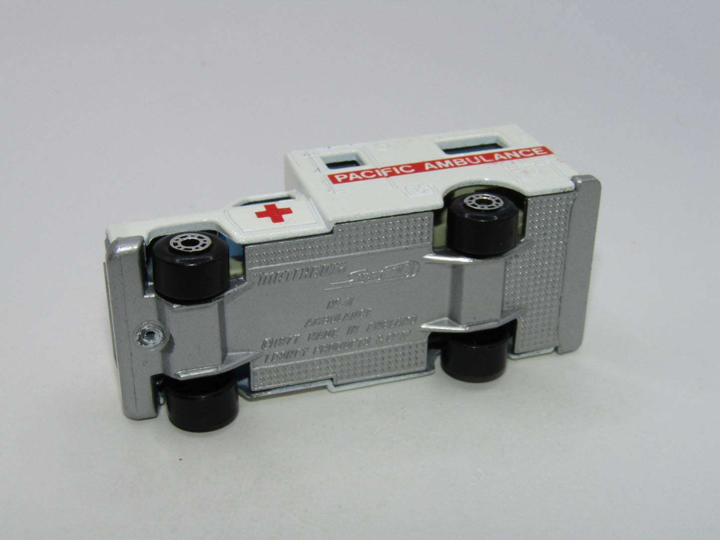 Matchbox Superfast 41C Ambulance Pacific Ambulance SILVER Base