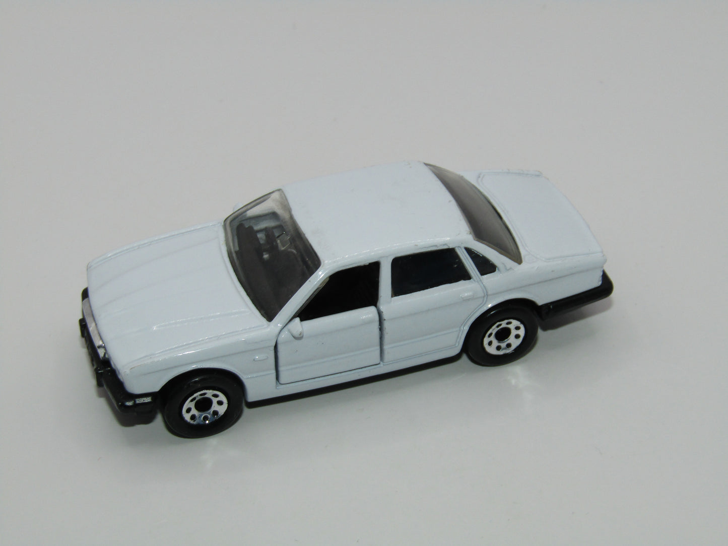 Matchbox Superfast MB1 Jaguar XJ6 PLAIN WHITE Macau Base