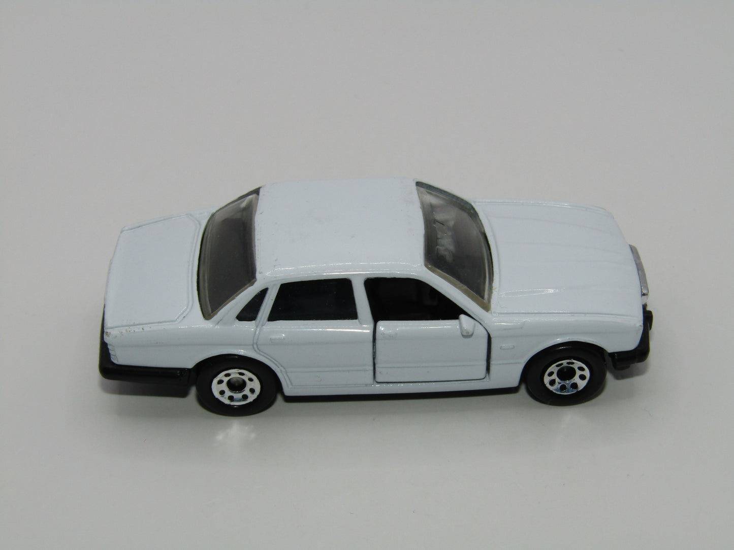 Matchbox Superfast MB1 Jaguar XJ6 PLAIN WHITE Macau Base