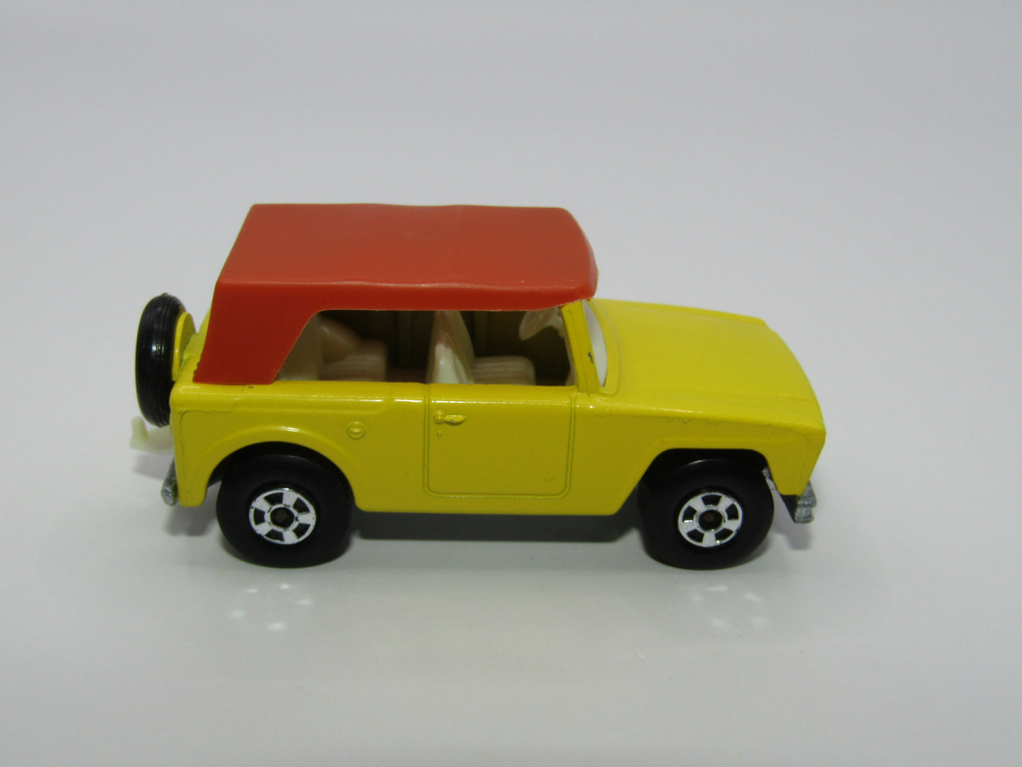 Matchbox Superfast 18A Field Car Yellow 5 Spoke NO PAT APP on base