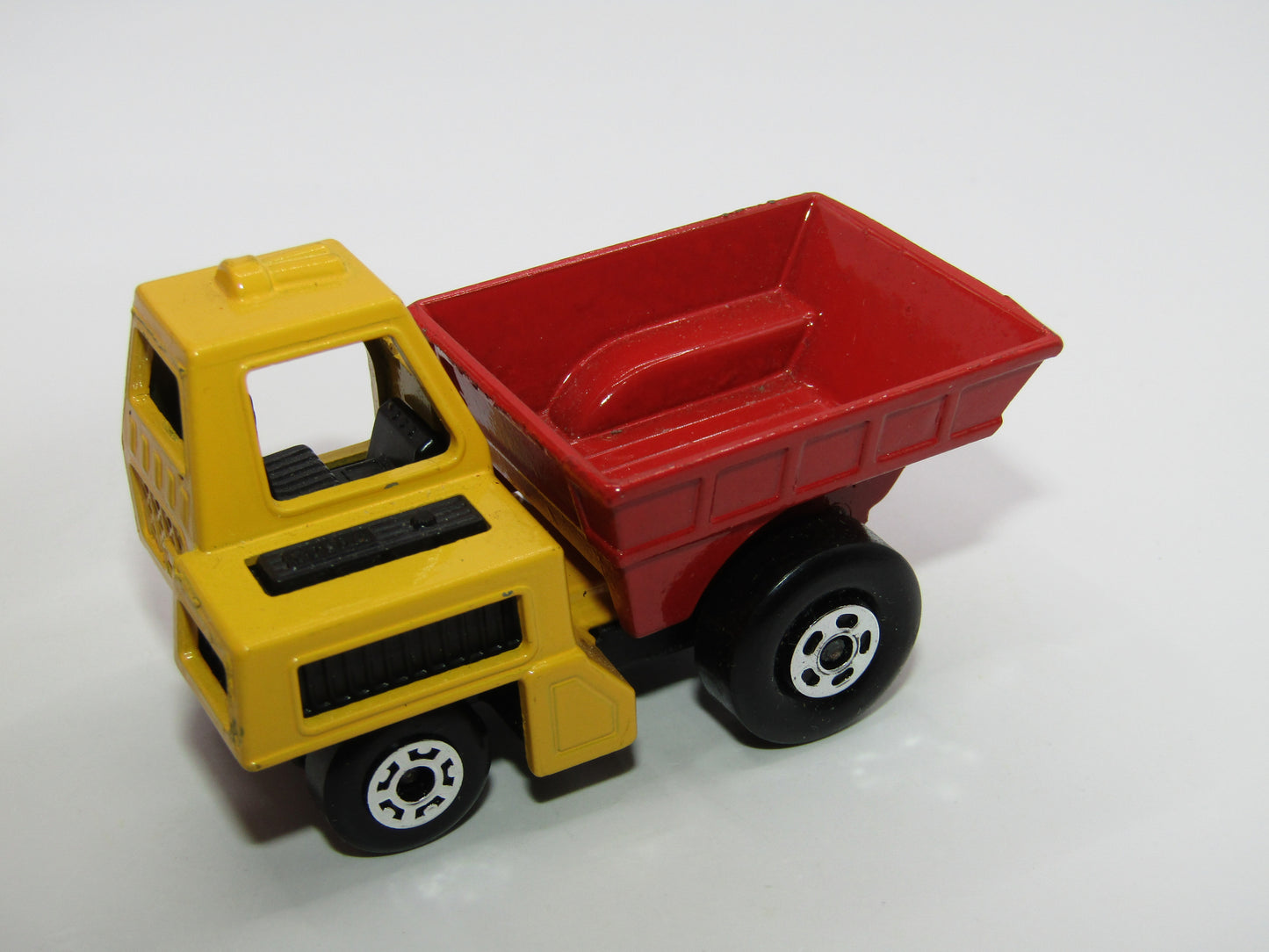 Matchbox Superfast 26C Site Dumper Yellow & Red 5 Crown & 5 Spoke Wheels