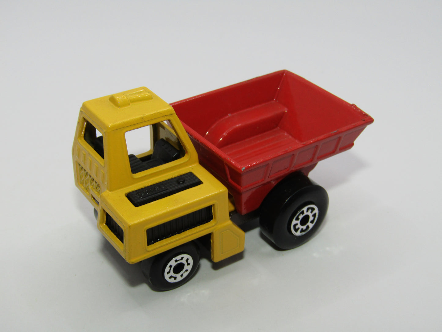 Matchbox Superfast 26C Site Dumper Yellow & Red METALLIC BROWN Base