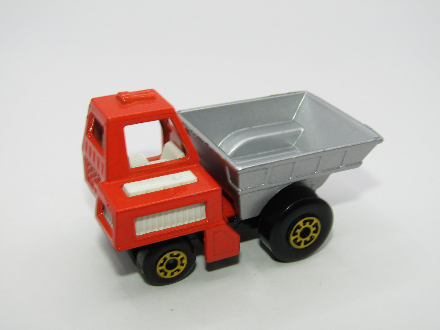 Matchbox Superfast 26C Site Dumper Light Orange Red & Silver YELLOW Hubs