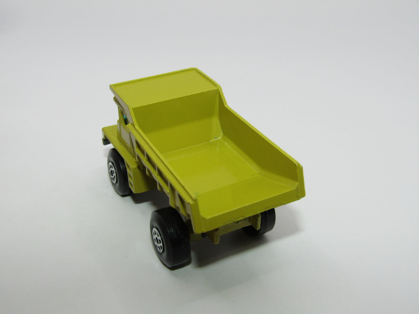 Matchbox Superfast 28A Mack Dump Truck Yellow-Green Spiro Wheels Cast Steps