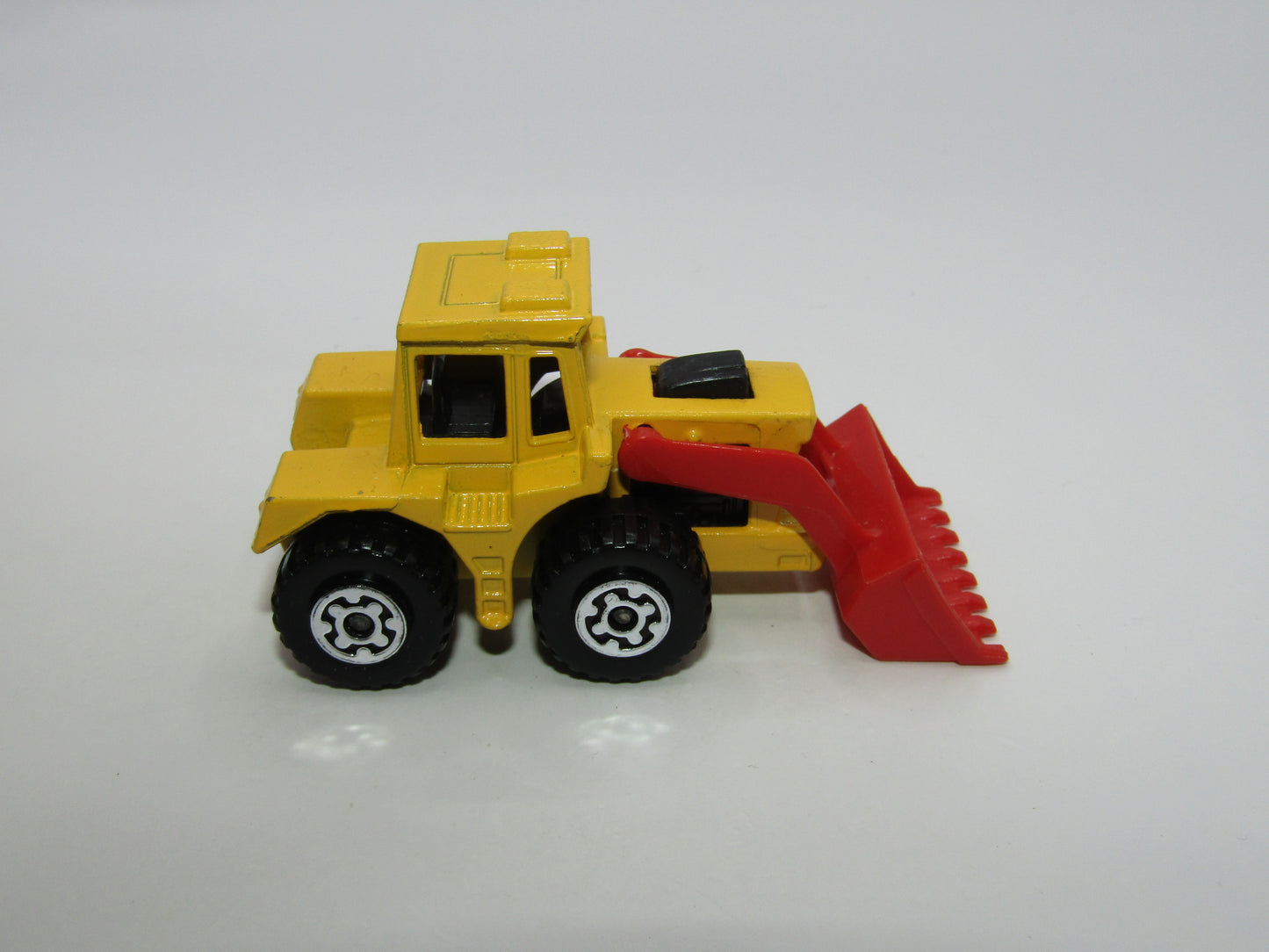 Matchbox Superfast 29C Tractor Shovel Dark Yellow Body Red Shovel