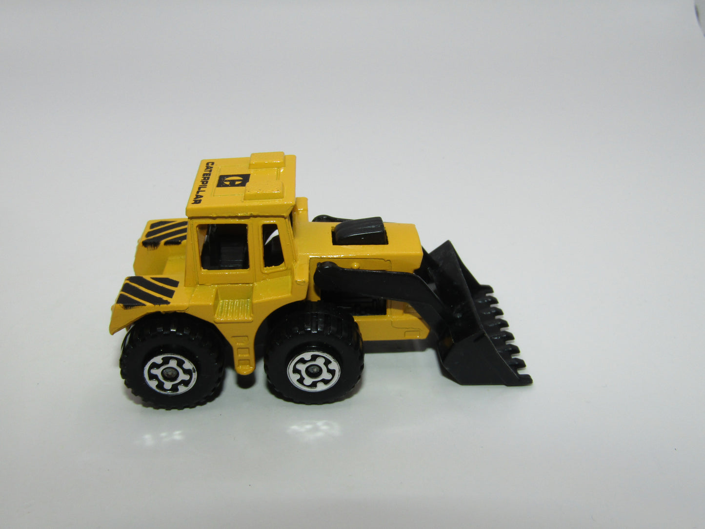 Matchbox Superfast 29C Tractor Shovel Yellow Caterpillar Tampo Black Base