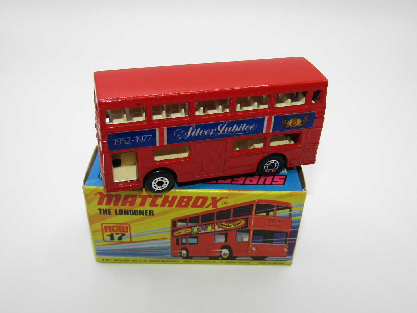 Matchbox Superfast No 17B The Londoner, RED Silver Jubilee, LIGHT YELLOW Interior, Dot Dash Wheels, BLACK PLASTIC BASE