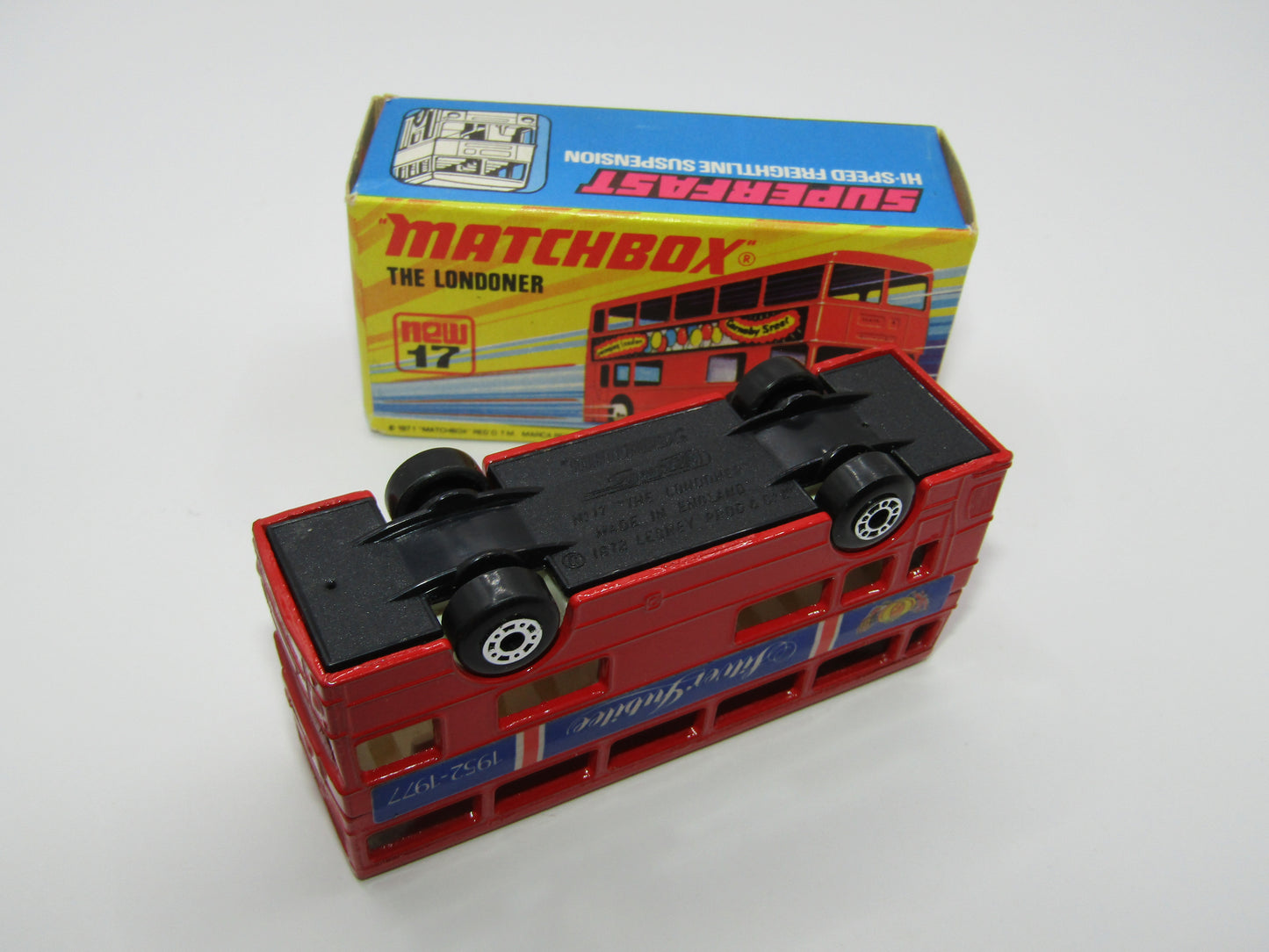Matchbox Superfast No 17B The Londoner, RED Silver Jubilee, LIGHT YELLOW Interior, Dot Dash Wheels, BLACK PLASTIC BASE
